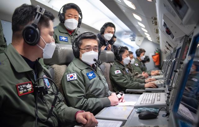 서욱 국방부 장관이 1일 공군 항공통제기 피스아이(Peace Eye, E-737)에 탑승해 지휘비행을 하며 한반도 전역의 대비태세를 점검하고 있다. 국방부 제공