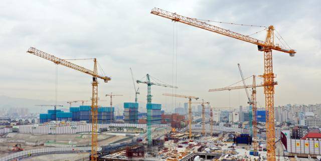 11일 인천 검단, 평택 고덕에 건설될 2차 민간 사전청약 일반공급 1순위 청약 접수가 마감한 결과, 경쟁률이 56대 1로 집계됐다. 사진은 이날 대구한 아파트 건설 현장 모습. 2022.1.5 mtkht@yna.co.kr/2022-01-05 15:09:56/