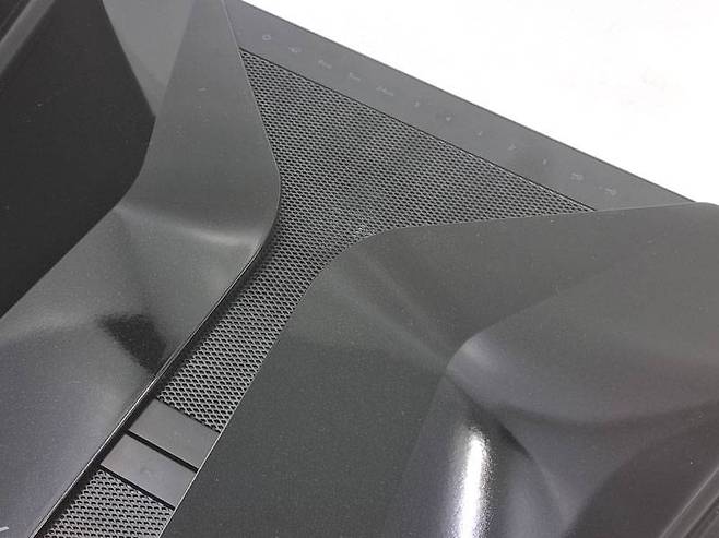 본체 상단의 냉각팬으로 내부 열을 식힌다