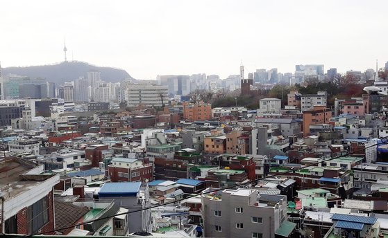 서울시는 지난해 12월 신속통합기획 민간재개발 사업의 1차 후보지 21곳을 발표했다. 사진은 창신동 주택가 모습. [연합뉴스]