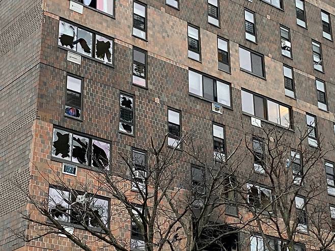 화재 진압과 구조작업 중에 유리창이 파손된 뉴욕 브롱크스의 아파트. 어린이 9명을 포함해 최소 19명이 화재로 사망했다. 신화=연합뉴스