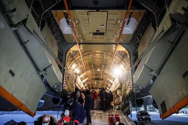 러시아 국민이 10일 카자흐스탄 소요사태를 피해 일류신 76-MD편으로 소개돼 러시아 공군기지에 도착하고 있다. TASS=연합뉴스