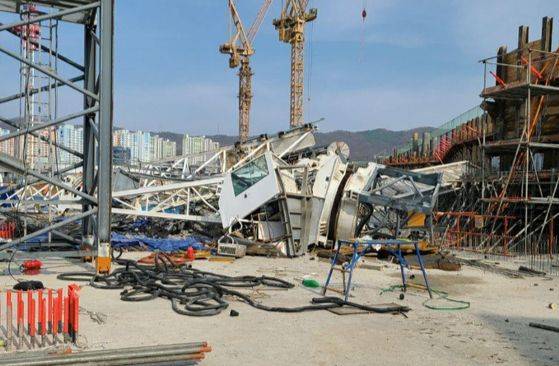 지난해 3월 26일 경기 의정부시 고산지구 공공주택지구 공사 현장에서 타워크레인이 넘어져 60대 조종사가 크게 다쳤다. 연합뉴스