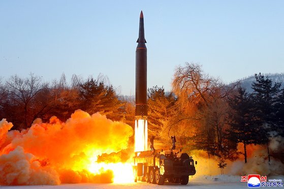 조선중앙통신은 6일 "국방과학원은 1월 5일 극초음속 미사일 시험발사를 진행하였다"라고 보도했다. 연합