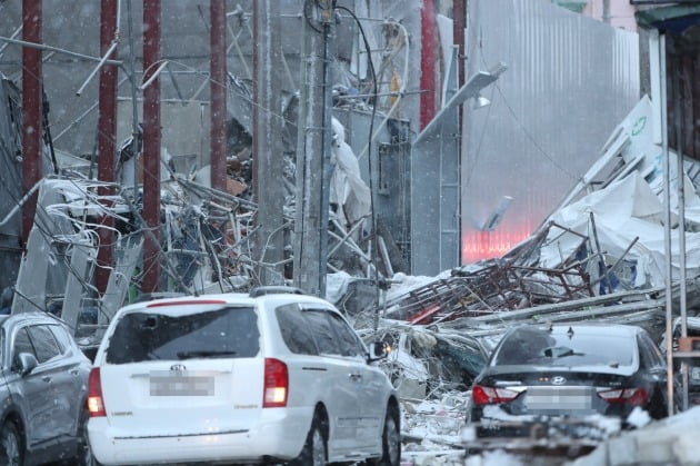 11일 오후 4시께 광주 서구 화정동에서 신축 공사 중인 고층아파트의 외벽이 무너져내렸다. 사진은 붕괴물 잔해가 쏟아진 지상의 모습. 2022.1.11 [사진=연합뉴스]