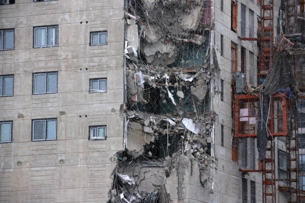 11일 오후 4시께 광주 서구 화정동에서 신축 공사 중인 고층아파트의 외벽이 무너져내렸다. 2022.1.11 [사진=연합뉴스]
