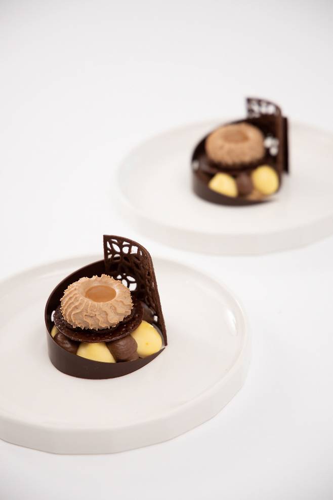 지난 6일 ‘월드 초콜릿 마스터스’ 한국 대표 선발전에서 하정열 셰프가 만든 초콜릿 파티세리(프랑스풍으로 장식한 케이크). 유자 껍질 페스토와 대체당 알룰로스를 사용해 초콜릿 업계에서 유행 중인 저당 이슈를 반영했다. WCM 제공