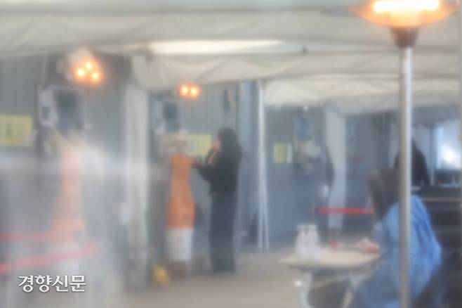 코로나19 신규 확진자가 0시 기준 3097명 나온 11일 서울 중구 시청 앞 서울광장 임시선별검사소에서 시민이 코로나19검사를 받고 있다. 한수빈 기자