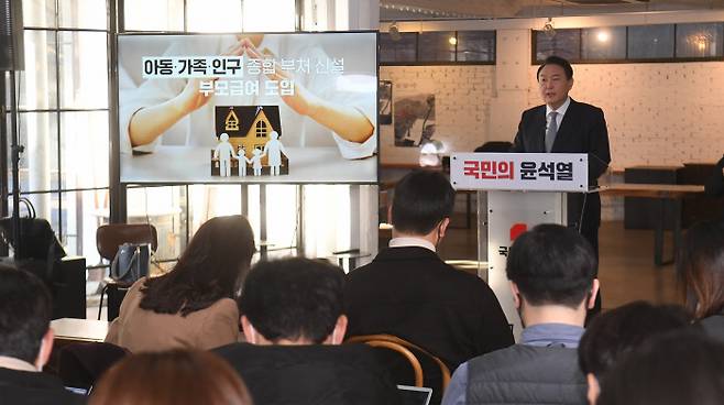 윤석열 국민의힘 대선 후보가 11일 오전 서울 성동구 할아버지공장 카페에서 국가운영 방향에 대한 신년 기자회견을 열고 있다.  국회사진기자단