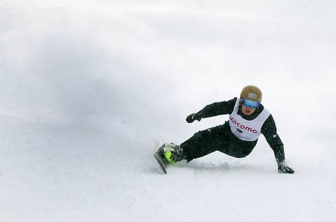 이상호가 2017년 2월 삿포로 동계아시안게임 스노보드 남자 대회전에서 슬로프를 빠르게 내려가고 있다. 연합뉴스