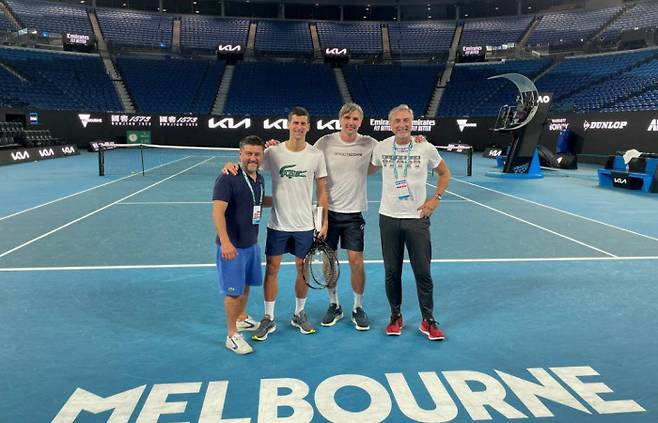 호텔 격리가 풀린 노바크 조코비치가 11일 트위터에 올린 훈련 사진. 조코비치 트위터 캡처