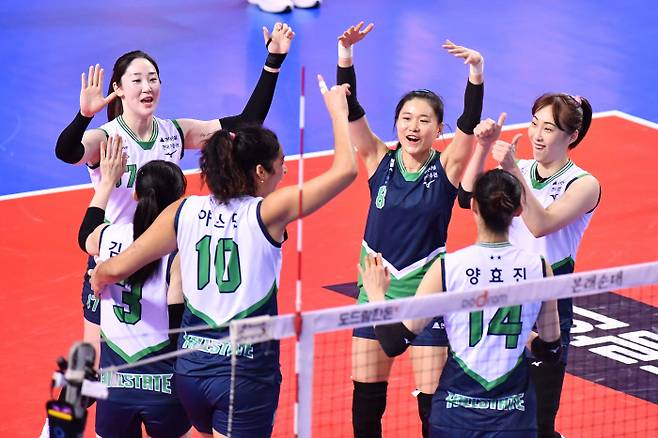 현대건설 선수들이 11일 화성실내체육관에서 열린 IBK기업은행과의 V리그 여자부 원정경기에서 공격을 마무리한 야스민 베다르트(10번)와 함께 기뻐하고 있다.  한국배구연맹 제공