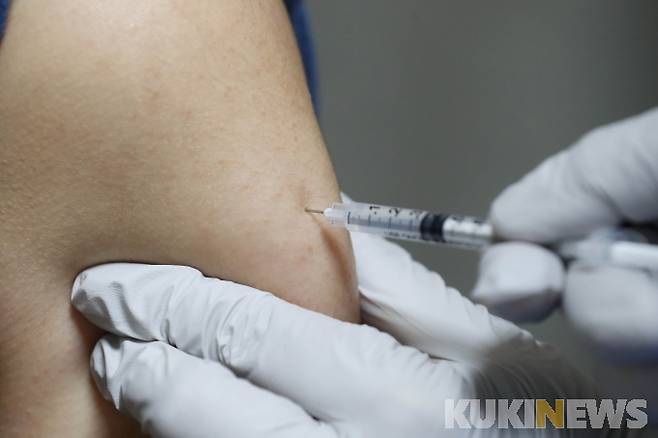 서울 관악구의 한 병원에서 시민들이 백신을 접종받고 있다.   사진공동취재단