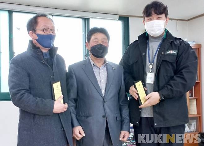 영월군 산솔면 이목리 마을 주민들은 지난 7일 이목리 마을회관에서 영월군청 지적재조사팀 최일규팀장, 고동석주무관에게 지적재조사사업 감사패를 전달했다고 11일 밝혔다.