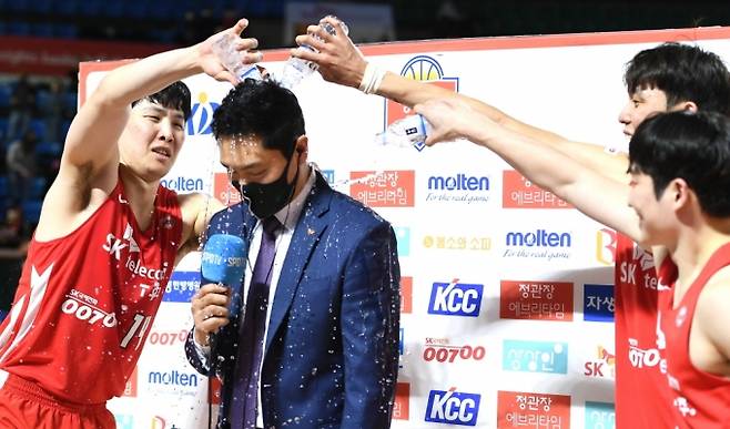 경기 뒤 선수들에게 물세례를 받는 전희철 SK 감독.   프로농구연맹(KBL)