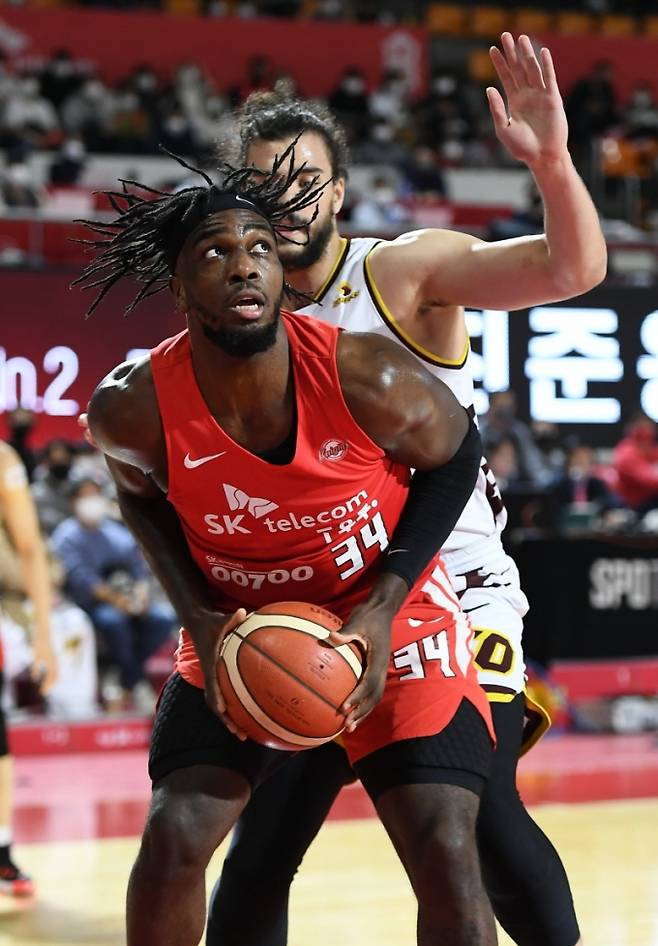 골밑슛을 시도하는 자밀 워니.   프로농구연맹(KBL)