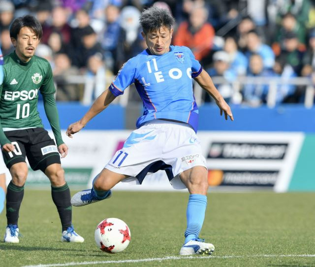 일본 프로축구 요코하마FC 공격수 미우라 카즈요시(오른쪽)가 2017년 2월 26일 일본 요코하마에서 열린 J리그 경기 중 득점하고 있다. AP뉴시스