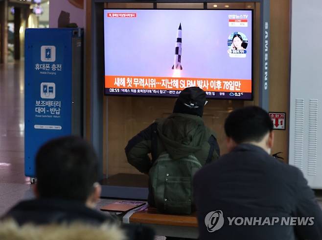 5일 오전 서울역에서 시민들이 북한 발사체 관련 뉴스를 지켜보고 있다. [사진 출처 = 연합뉴스]