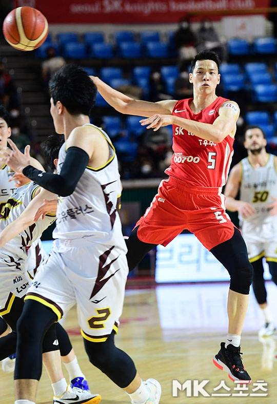 11일 오후 서울 잠실학생체육관에서 "2021-2022 프로농구" 서울 SK와 창원 LG 경기가 열렸다. 서울 SK 김선형이 속공을 펼치다가 동료에게 패스를 연결시키고 있다. 사진(서울 잠실)=김영구 기자