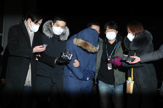 회삿돈 횡령 혐의를 받는 오스템임플란트 직원 이모씨가 지난 6일 새벽 서울 강서경찰서로 압송되고 있다 /사진=뉴스1