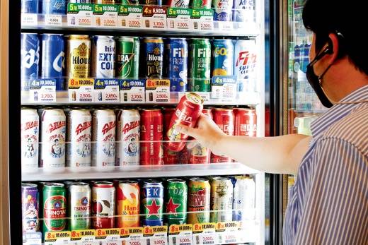 맥주 가격이 소폭 오를 전망이다. 사진은 편의점에서 소비자가 수제맥주를 찾고 있는 모습./사진=뉴스1