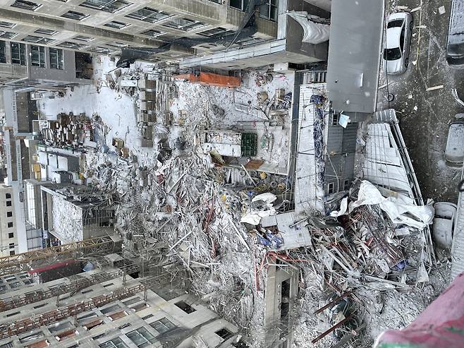 11일 오후 4시께 광주 서구 화정동에서 신축중인 고층아파트의 구조물이 무너져내렸다. 사진은 사고 직후 현장의 모습. [연합]