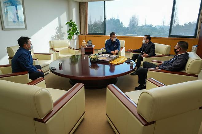 [전주=뉴시스] 송지용 전북도의회 의장은 11일 신임 최준혁 현대자동차 전주공장장과 면담을 가졌다. photo@newsis.com *재판매 및 DB 금지