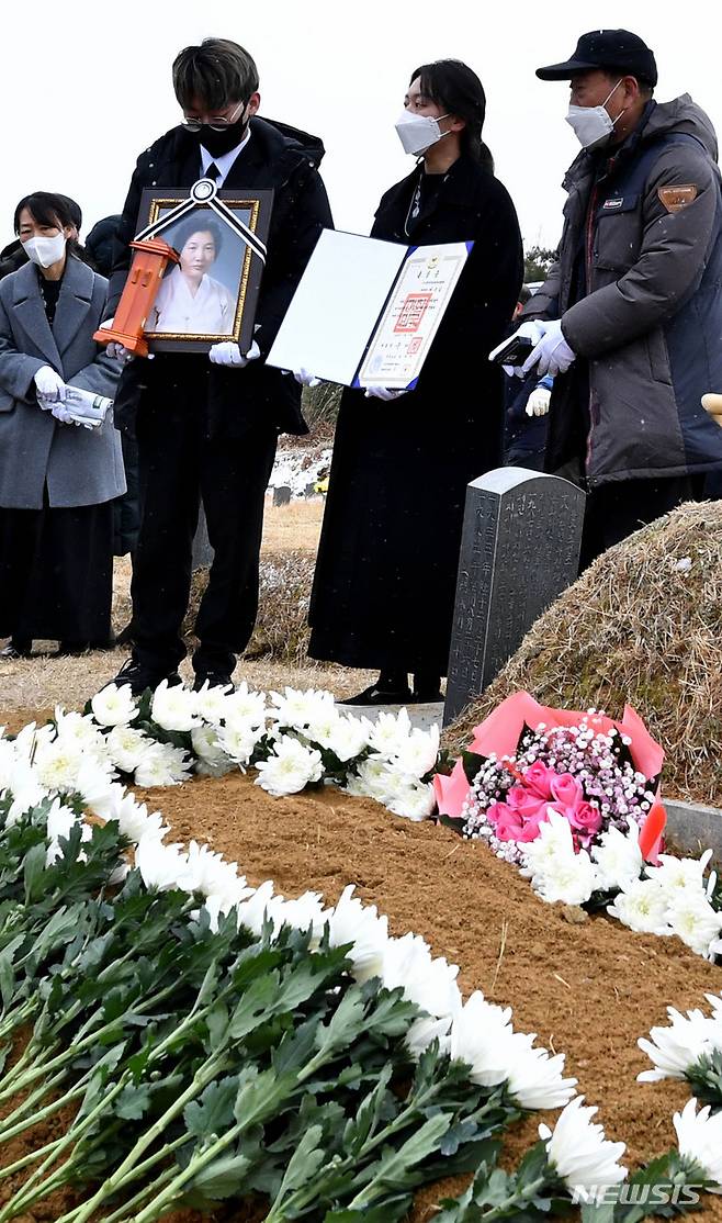 [광주=뉴시스] 변재훈 기자 = 11일 오후 광주 북구 망월동 망월묘지공원 8묘원에서 이한열 열사의 모친이자 민주 투사 고(故) 배은심 여사의 유해 안장식이 열리고 있다. 장지는 아들 이 열사가 묻힌 민족민주열사묘역(5·18 옛 묘역)에서 직선거리로 1㎞ 가량 떨어져 있다. 2022.01.11. wisdom21@newsis.com