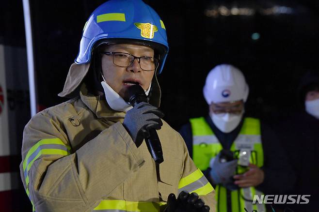 [광주=뉴시스] 김혜인 기자 = 소방당국 관계자가 11일 오후 광주 서구 화정동 한 아파트 건설 붕괴현장에서 3차 브리핑을 진행하고 있다.2022.01.11.hyein0342@newsis.com