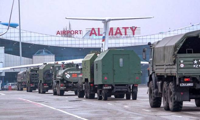 러시아 군대가 카자흐스탄 알마티공항으로 향하고 있다. 러시아 국방부 제공