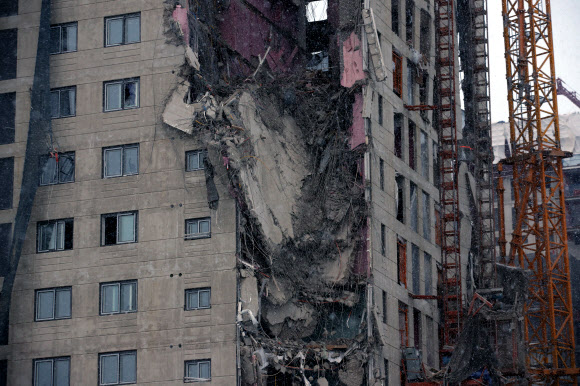 붕괴된 외벽 - 11일 오후 4시께 광주 서구 화정동에서 신축 공사 중인 고층아파트의 외벽이 무너져내렸다. 2022.1.11 연합뉴스