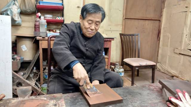 최태화 대표가 나전칠기 기초 작업으로 틀 위에 옷칠을 섞은 흙을 바르는 ‘토회질’을 하고 있다.