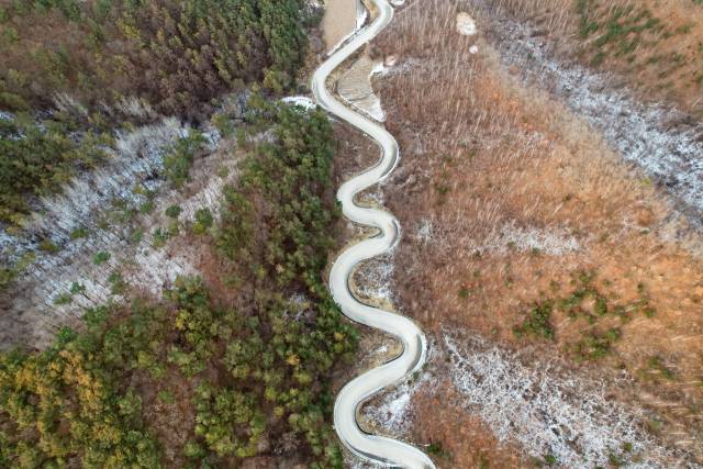 해발 732m 정선 고갯길 문치재. 일주일 전에 내린 눈이 그대로다. 화암면 오산리에서 북동면 무내리로 넘어가는 문치재는 롱보드 마니아들의 성지다.