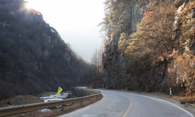 소금강로는 동대천 물길을 따라 구불구불 이어진 옛길이다. 정선의 자랑인 화암팔경이 이 구간에 집중돼 있어 최고의 드라이브 코스로 꼽힌다.