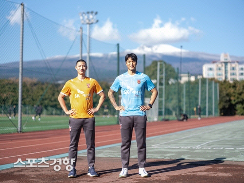 제주에 트레이드로 입단한 이지솔(왼쪽)과 김동준 | 제주 유나이티드 제공