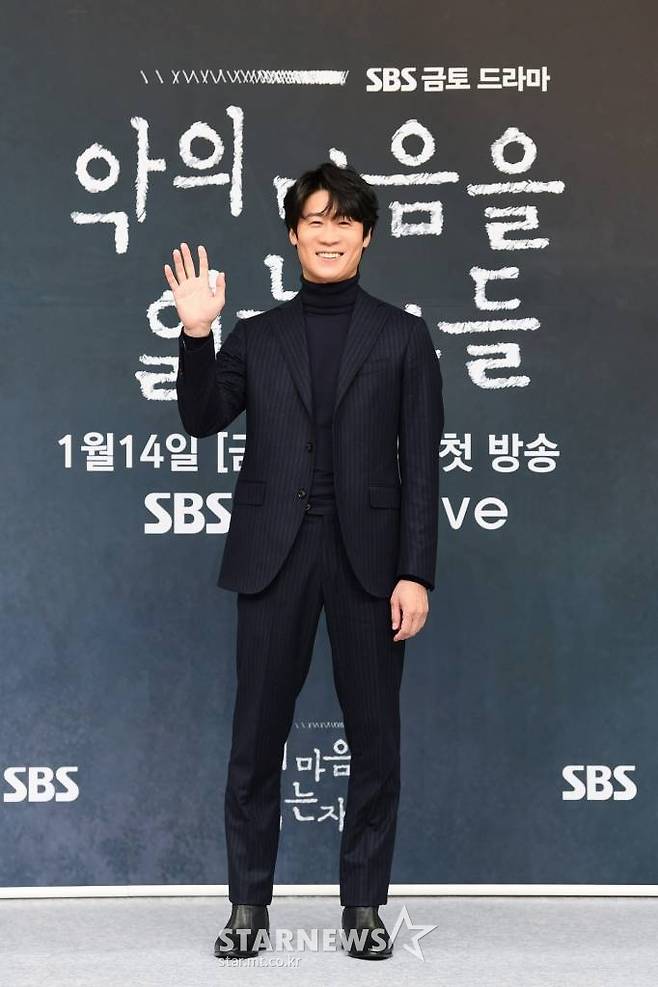 배우 진선규가 11일 오후 온라인 생중계로 진행된 SBS 새 금토드라마 '악의 마음을 읽는자들' 제작발표회에 참석해 포즈를 취하고 있다.   악의 정점에 선 이들의 마음 속을 치열하게 들여봐야만 했던 프로파일러의 이야기를 그린 '악의 마음을 읽는 자들'은 오는 14일 첫 방송된다. /사진제공=SBS 2022.01.11 /사진=이동훈 기자 photoguy@