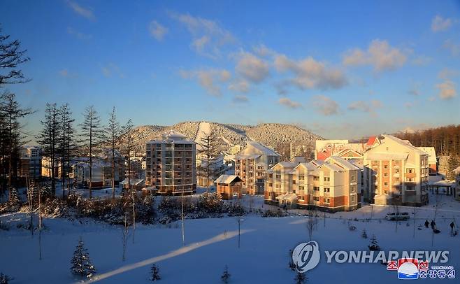 북한 삼지연시 설경 (평양 조선중앙통신=연합뉴스) 북한 조선중앙통신이 눈쌓인 삼지연시 모습을 10일 보도했다. 2021.12.10 
    [국내에서만 사용가능. 재배포 금지. For Use Only in the Republic of Korea. No Redistribution] nkphoto@yna.co.kr