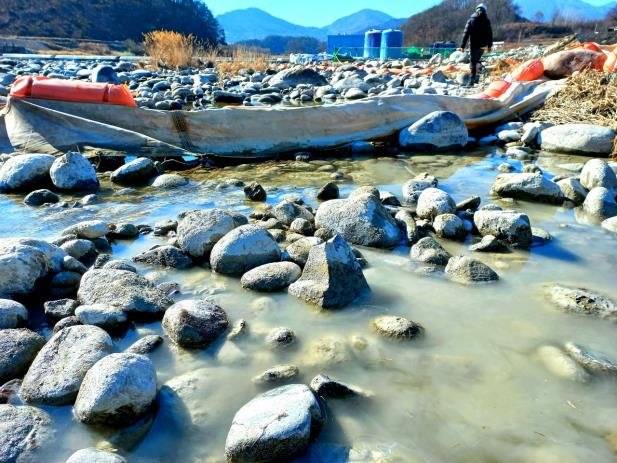"함양 임천 가스관 매설공사로 멸종위기 물고기 위협" (함양=연합뉴스) 진주환경운동연합이 최근 한국가스공사가 하천을 따라 가스관 매설을 하면서 멸종위기종 물고기 서식지를 위협하고 있다며 대책 수립을 요구하는 성명서를 냈다고 9일 밝혔다. 사진은 공사 석분으로 뿌연 함양 임천. 2022.1.9 [진주환경운동연합 제공. 재판매 및 DB 금지]