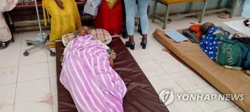 지난 8일 에티오피아 정부군의 공습에서 살아남은 티그라이 주민들의 병원치료 모습 [로이터 연합뉴스 자료사진. 재판매 및 DB 금지]