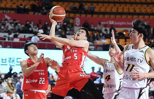 슛 시도하는 김선형(5번) [KBL 제공. 재판매 및 DB 금지]