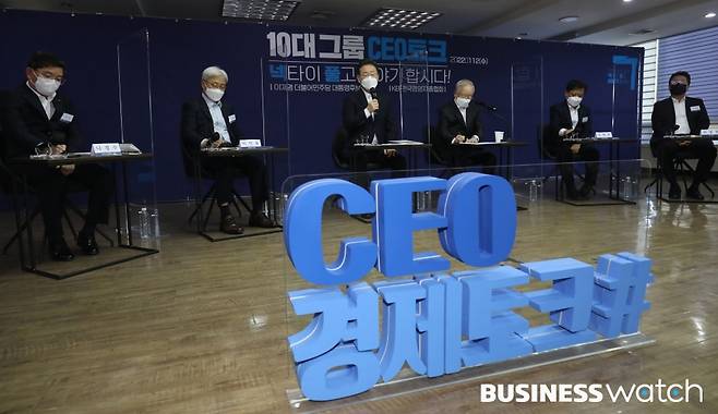 이재명 더불어민주당 대선 후보가 12일 오후 서울 마포구 경총회관에서 열린 10대 그룹 CEO 토크 '넥타이 풀고 이야기합시다'에 참석해 인사말을 하고 있다.