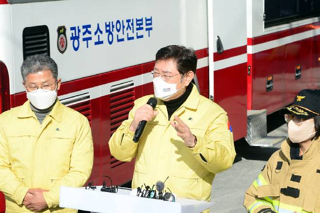 이용섭(가운데) 광주광역시장이 12일 광주 아파트 신축공사 붕괴 사고 실종자 수색작업 재개에 대한 브리핑을 하고 있다.(사진=뉴스1)