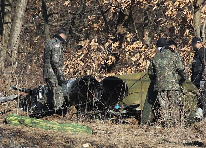 공군 F-5E 전투기 한 대가 추락해 조종사가 순직한 경기도 화성시의 한 야산에서 12일 오전 군 관계자들이 추락 동체 등 현장을 살펴보고 있다. (사진=연합뉴스)