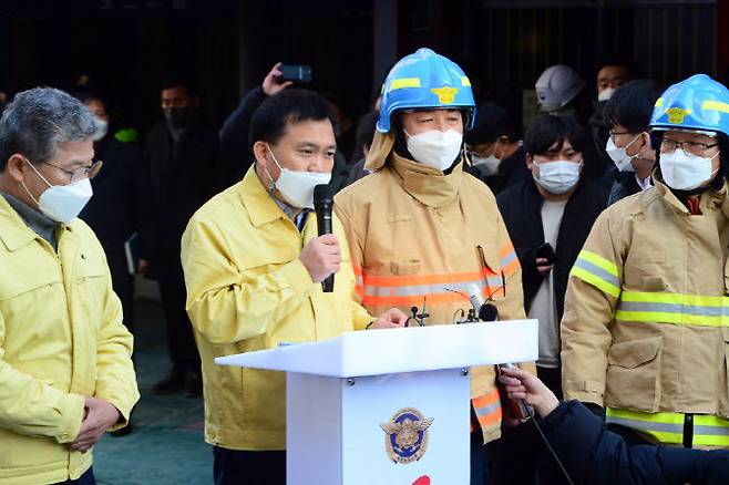 광주시와 소방당국이 12일 광주 화정동 HDC 현대산업개발 신축 아파트 붕괴 사고 이틀째 브리핑을 하고 있다.(사진=뉴스1)