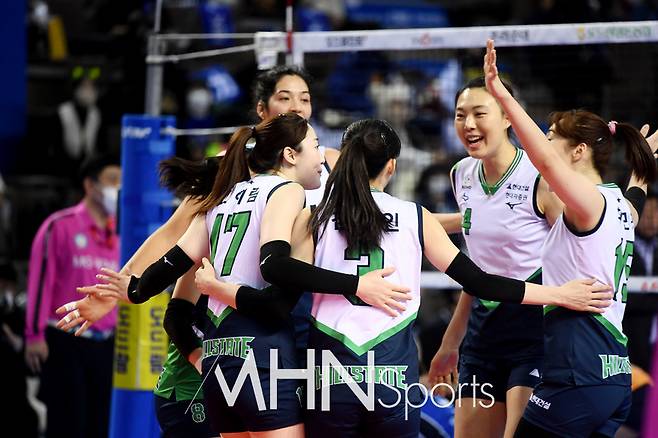 야스민, 양효진 등 현대건설 선수들이 11일 오후 화성 실내체육관에서 열린 2021-22시즌 도드람 V리그 여자부 IBK기업은행과의 경기에서 득점 후 기뻐하고 있다. (MHN스포츠 화성, 이지숙 기자)&nbsp;