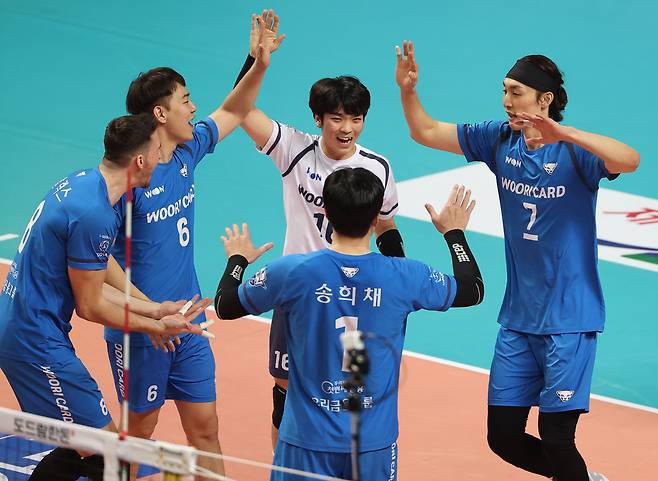 우리카드 선수들이 12일 오후 서울 중구 장충체육관에서 열린 2021-2022 도드람 프로배구 V-리그 남자부 KB손해보험 경기에서 공격 성공 뒤 기뻐하고 있다.(서울=연합뉴스)