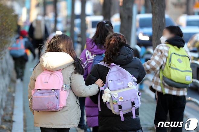 지난해 12월13일 서울시내 한 초등학교에서 학생들이 등교하고 있다. /뉴스1 © News1 황기선 기자