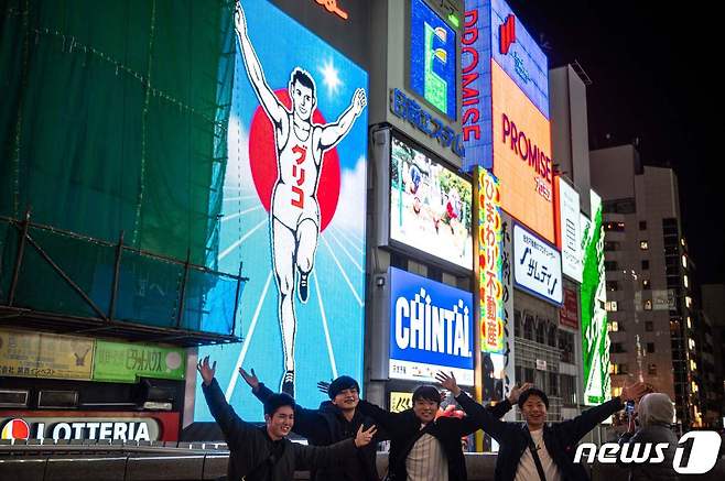 서일본의 중심지인 오사카부에서 12일 약 1700명의 신규 확진자가 보고됐다. © AFP=뉴스1