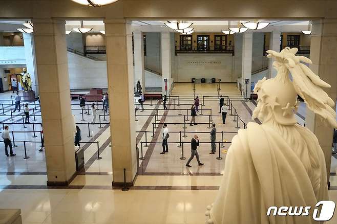 10일(현지시간) 미국 워싱턴DC 미 국회의사당 내 사람들이 신종 코로나바이러스 감염증 진단 검사를 받기 위해 거리두기하며 줄 서 있다. 2022.01.10 © AFP=뉴스1
