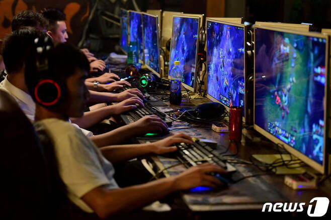 중국 안후이성 푸양에 위치한 PC방 카페에서 고객들이 온라인 게임에 참여하고 있다.  사진은 기사와 무관. © 로이터=뉴스1 © News1 정윤영 기자
